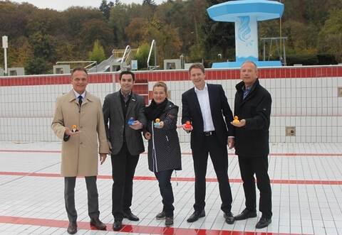 Dass auch die umliegenden Gemeinden von der Schlossbad-Sanierung in Remchingen profitieren, darin sind sich Bürgermeister Luca Wilhelm Prayon (Zweiter von rechts) und seine Kollegen Udo Kleiner (Kämpfelbach, von links), Steffen Bochinger (Keltern), Nicole Bodner (Pfinztal) und Heiko Genthner (Königsbach-Stein) einig. Foto: Zachmann