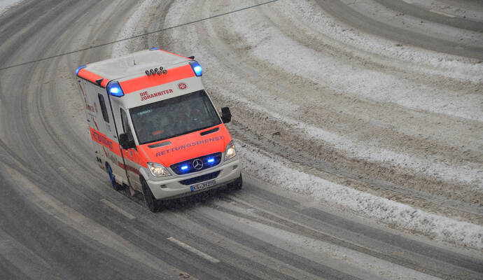 Auf der schneeglatten Fahrbahn geriet der Krankenwagen ins Schleudern. Auf der schneeglatten Fahrbahn geriet der Krankenwagen ins Schleudern.