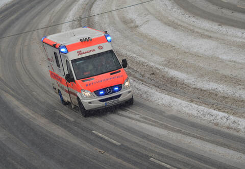 Auf der schneeglatten Fahrbahn geriet der Krankenwagen ins Schleudern.