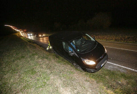 Nach dem ersten Unfall auf der B294 landete noch ein weiterer Sprinter im Straßengraben. Es bildete sich ein langer Stau im Berufsverkehr.