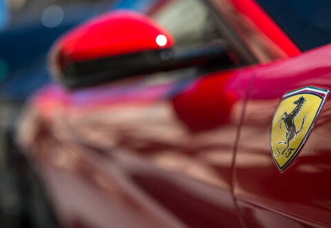 Ein Überschlag auf der L350 bei Bad Wildbad führte an einem Ferrari zu Totalschaden. 