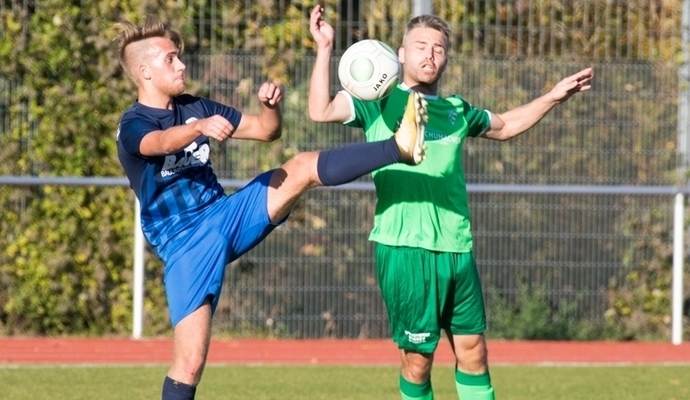Symbolbild. Julian Schöpf vom FV Niefern (rechts) bei einer Ballaktion.