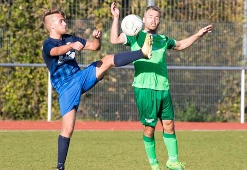 Symbolbild. Julian Schöpf vom FV Niefern (rechts) bei einer Ballaktion.