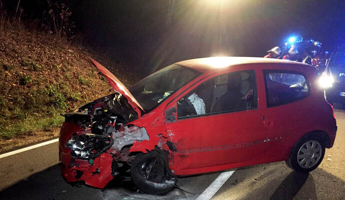 Bei dem Zusammenstoß wurde eine Autofahrerin verletzt. Bei dem Zusammenstoß wurde eine Autofahrerin verletzt.