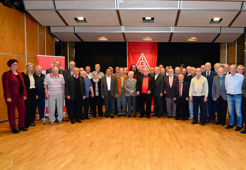 Die Gewerkschaftsjubilare des Jahres 2018 ehrte die IG Metall Pforzheim in der Turn- und Sporthalle in Ispringen. Links die Erste Bevollmächtigte Liane Papaioannou. Foto: Manfred Schott