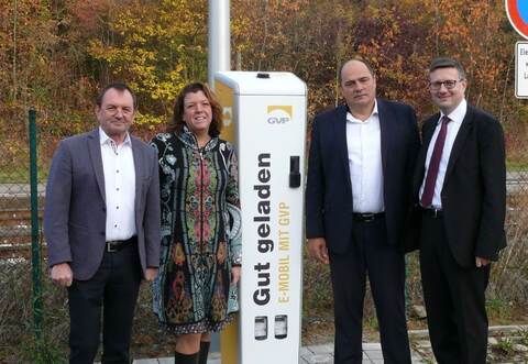 Bild v.l.n.r: Dipl.-Ing. (FH) Ralf Peter Biehl, GVP-Geschäftsführer; Birgit Förster, Bürgermeisterin Gemeinde Niefern-Öschelbronn; Bernd Hagenbuch, GVP Geschäftsführer; Harry Arndt, kaufmännischer Leiter GVP