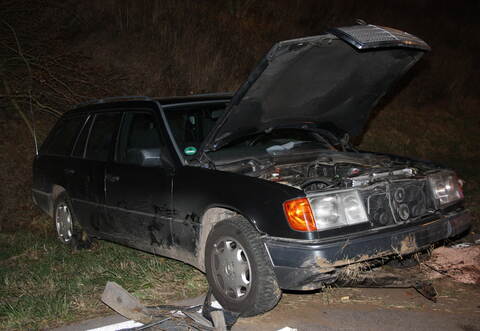 Die Autofahrerin verlor die Kontrolle über ihren Wagen und krachte in eine Böschung.