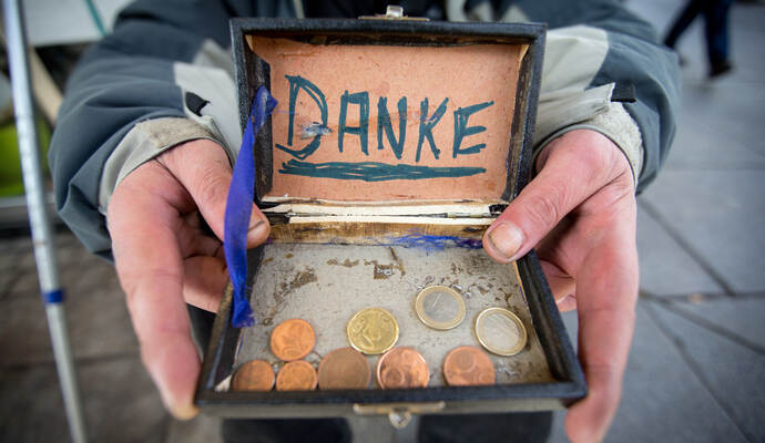 Wenn Menschen an der Haustür klingeln und Spenden sammeln wollen, ist Vorsicht geboten.
