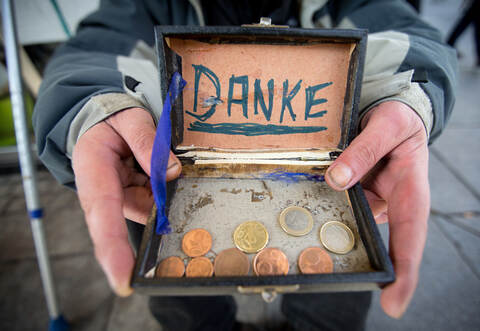 Wenn Menschen an der Haustür klingeln und Spenden sammeln wollen, ist Vorsicht geboten.