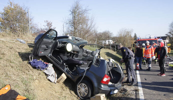 Eine 24-jährige Autofahrerin musste aus diesem VW Polo bei Pinache schonend herausgeschnitten werden, da der verdacht bestand, dass sie schwere Rückenverletzungen erlitten hatte. Eine 24-jährige Autofahrerin musste aus diesem VW Polo bei Pinache schonend herausgeschnitten werden, da der verdacht bestand, dass sie schwere Rückenverletzungen erlitten hatte.