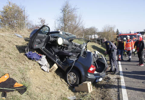 Eine 24-jährige Autofahrerin musste aus diesem VW Polo bei Pinache schonend herausgeschnitten werden, da der verdacht bestand, dass sie schwere Rückenverletzungen erlitten hatte.