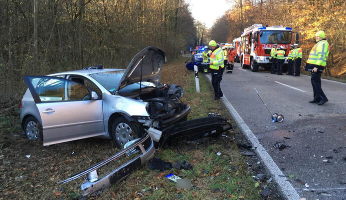 Zur Versorgung der Verletzten und während der Aufräumarbeiten war die Strecke zwischen Oberderdingen und Sternenfels am 18. November stundenlang gesperrt.