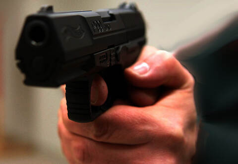 Unter anderem bedrohte der Täter die Angstellte mit einer Schusswaffe.