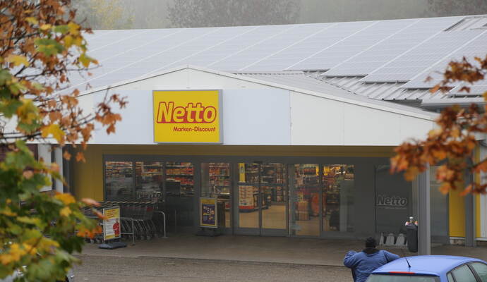 Mit Waffen und einer Handgranate wird der Netto-Markt in Dobel von zwei unbekannten Tätern überfallen. Sie flüchten anschließend zu Fuß in Richtung Neusatzer Wald. Mit Waffen und einer Handgranate wird der Netto-Markt in Dobel von zwei unbekannten Tätern überfallen. Sie flüchten anschließend zu Fuß in Richtung Neusatzer Wald.