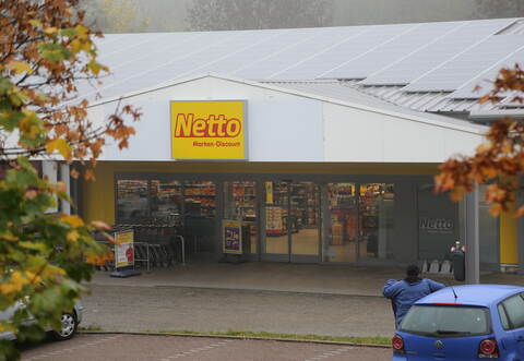 Mit Waffen und einer Handgranate wird der Netto-Markt in Dobel von zwei unbekannten Tätern überfallen. Sie flüchten anschließend zu Fuß in Richtung Neusatzer Wald.