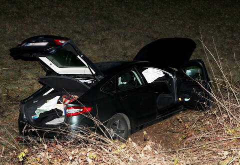 Der Ford mit Heidelberger Kennzeichen landete im Graben.