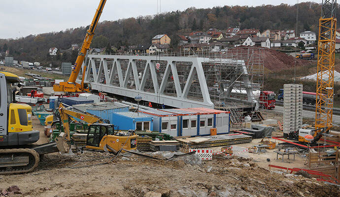 Die neue Stahlbrücke liegt schon bereit. Am 30. November wird die A8 voll gesperrt, um die Brücke in ihre endgültige Position über die A8 zu schieben.