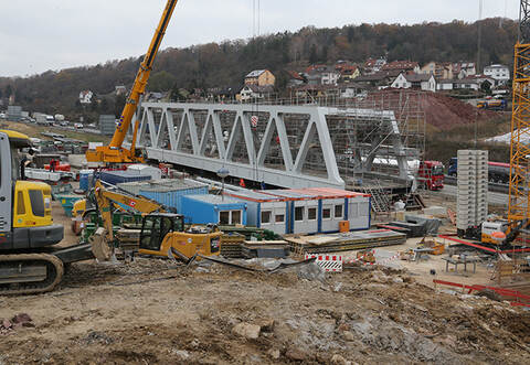 Die neue Stahlbrücke liegt schon bereit. Am 30. November wird die A8 voll gesperrt, um die Brücke in ihre endgültige Position über die A8 zu schieben.