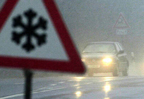 Auf eisglatter Fahrbahn auf weitestgehend gerader Strecke zwischen Engelsbrand und Neuenbürg hatte sich ein 20-jähriger Renault-Fahrer mehrfach überschlagen. 