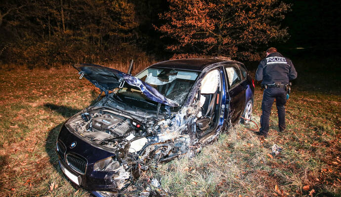 Ein Smart und ein BMW sind auf der B35 zwischen Maulbronn und Schmie frontal zusammengestoßen.