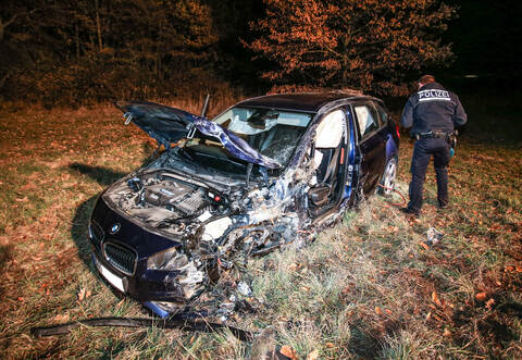 Ein Smart und ein BMW sind auf der B35 zwischen Maulbronn und Schmie frontal zusammengestoßen.