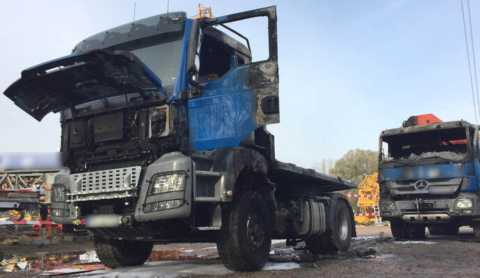 Zwei durch den Brandstifter beschädigte Lkw.