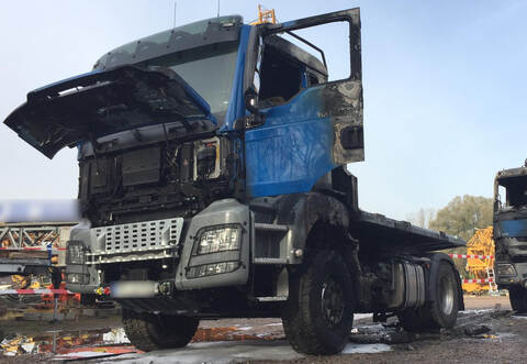 Zwei durch den Brandstifter beschädigte Lkw.