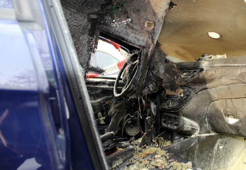 Zwei Autos und drei Lkw soll der 30-Jährige in der Nacht zum Mittwoch in Brand gesetzt haben.