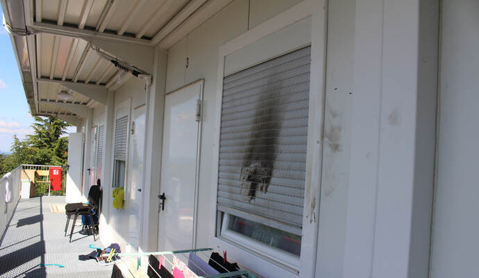 Ein verrußter Rollladen an der Flüchtlingsunterkunft in Wiernsheim wies im Juni dieses Jahres auf die Brandstiftung eines psychisch verwirrten Franzosen hin.