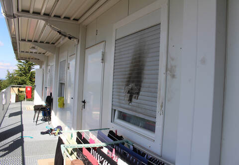 Ein verrußter Rollladen an der Flüchtlingsunterkunft in Wiernsheim wies im Juni dieses Jahres auf die Brandstiftung eines psychisch verwirrten Franzosen hin.