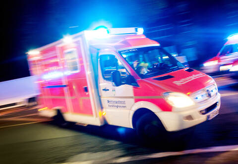Die 27-jährige Mercedes-Fahrerin musste aus ihrem Fahrzeug befreit wurden. Beide Beteiligten wurden schwer verletzt ins Krankenhaus gebracht.