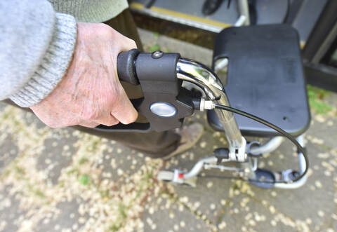 Der Mann verlor auf der Treppe das Gleichgewicht und stürzte.
