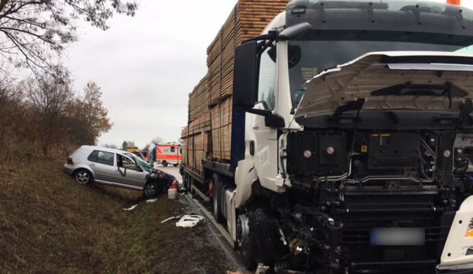 Der VW wurde bei dem Unfall neben die Fahrbahn geschleudert. Der VW wurde bei dem Unfall neben die Fahrbahn geschleudert.
