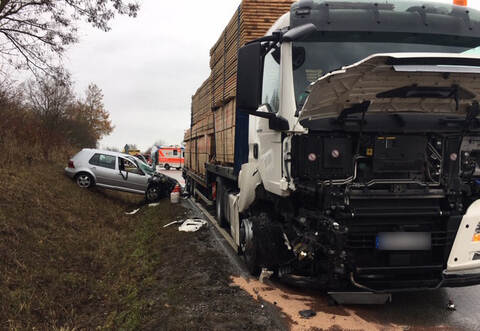 Der VW wurde bei dem Unfall neben die Fahrbahn geschleudert.
