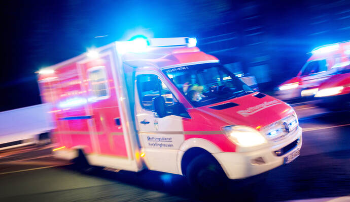 Der 78-Jährige wurde mit einer Platzwunde am Kopf ins Krankenhaus gebracht.