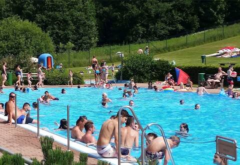 Die Höfener müssen um das Freibad bangen. Die Gemeinde kann die Kosten so nicht mehr tragen wie bisher.