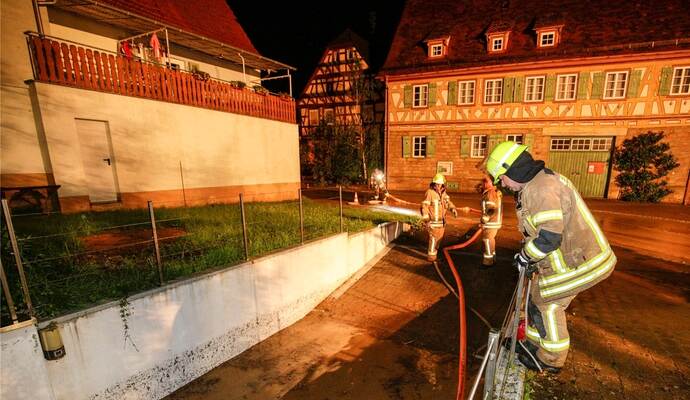 Im tief gelegenen Ortskern von Großglattbach pumpt die Feuerwehr nach dem Starkregen 2018 vollgelaufene Keller aus.