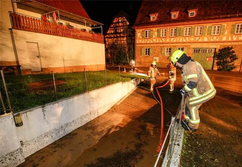 Im tief gelegenen Ortskern von Großglattbach pumpt die Feuerwehr nach dem Starkregen 2018 vollgelaufene Keller aus.