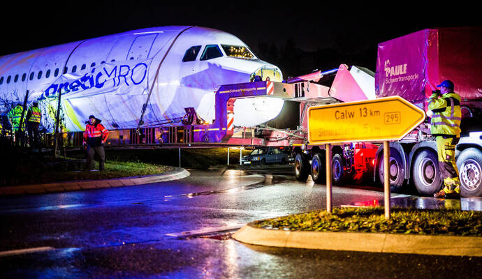 Nur drei Kilometer fehlten noch bis zum Ziel: Im Kreis Calw strandete ein Airbus in einem Kreisverkehr. Nur drei Kilometer fehlten noch bis zum Ziel: Im Kreis Calw strandete ein Airbus in einem Kreisverkehr.