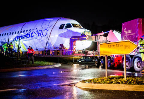 Nur drei Kilometer fehlten noch bis zum Ziel: Im Kreis Calw strandete ein Airbus in einem Kreisverkehr.