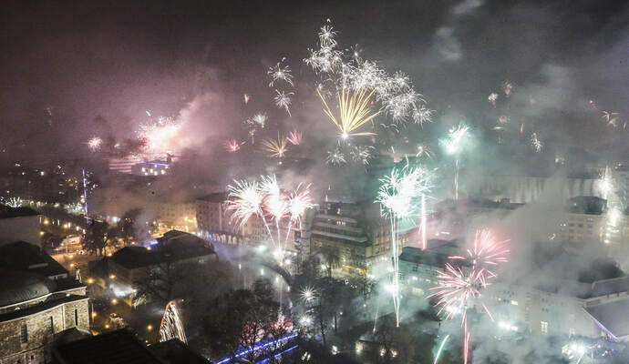 Trotz Nebel und Rauch wunderschön: So feiert die Goldstadt Neujahr. Trotz Nebel und Rauch wunderschön: So feiert die Goldstadt Neujahr.