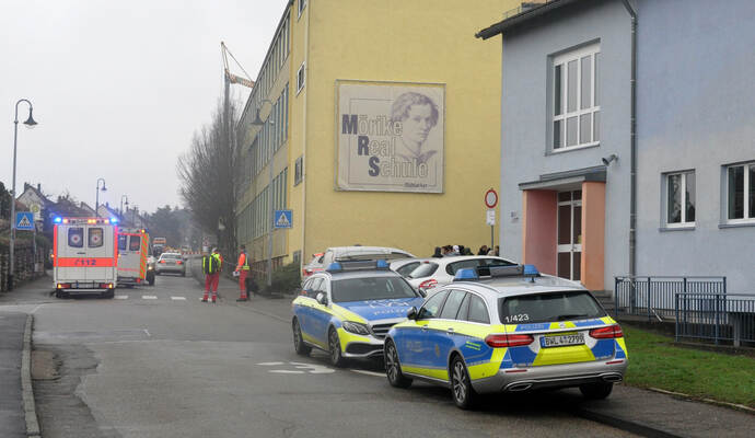 Durch einen vorzeitig explodierten Böller sind am Montagvormittag in der Mörike-Realschule in Mühlacker 15 Jugendliche teils schwer verletzt worden. Durch einen vorzeitig explodierten Böller sind am Montagvormittag in der Mörike-Realschule in Mühlacker 15 Jugendliche teils schwer verletzt worden.