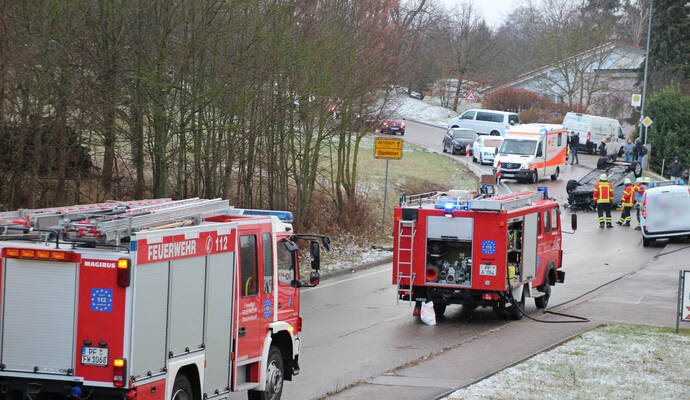 Die 78-jährige Autofahrerin landete mit ihrem Wagen auf dem Dach und wurde schwer verletzt. Die 78-jährige Autofahrerin landete mit ihrem Wagen auf dem Dach und wurde schwer verletzt.