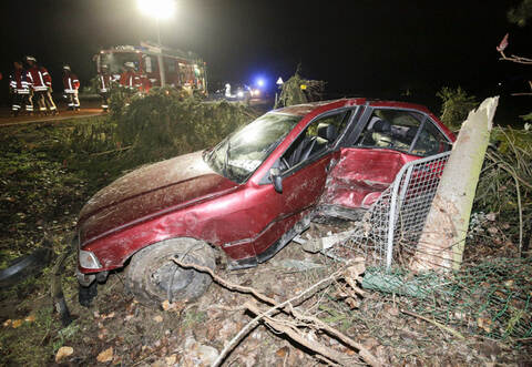 Der Wagen krachte seitlich gegen eine Fichte, die abbrach.