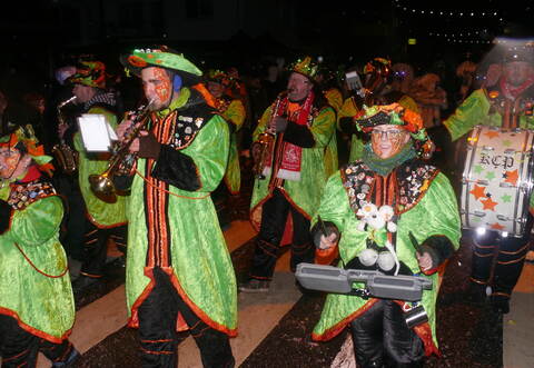 Sorgen für Stimmung beim Nachtumzug: die Blankenlocher Rotberzel des Karnevalsclubs „Die Piraten“ aus Stutensee.