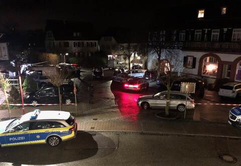 Auf einmal war alles voller Streifenwagen: Ein großer Polizeieinsatz am späten Samstagabend in Wiernsheim hat für Aufsehen gesorgt. 