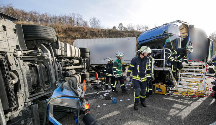 Bei dem Unfall ist eine der Lkw-Fahrer ums Leben gekommen.
