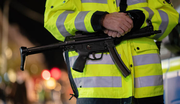 Die Beamten waren teilweise mit Maschinenpistolen bewaffnet – die Regel bei größeren Polizeikontrollen.