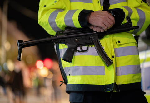 Die Beamten waren teilweise mit Maschinenpistolen bewaffnet – die Regel bei größeren Polizeikontrollen.