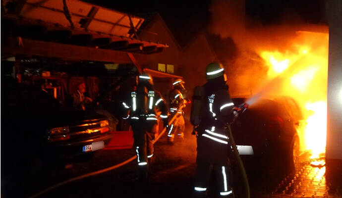 Die Einsatzkräfte der Feuerwehren aus Mühlacker und Enzberg löschten die Flammen. Die Einsatzkräfte der Feuerwehren aus Mühlacker und Enzberg löschten die Flammen.